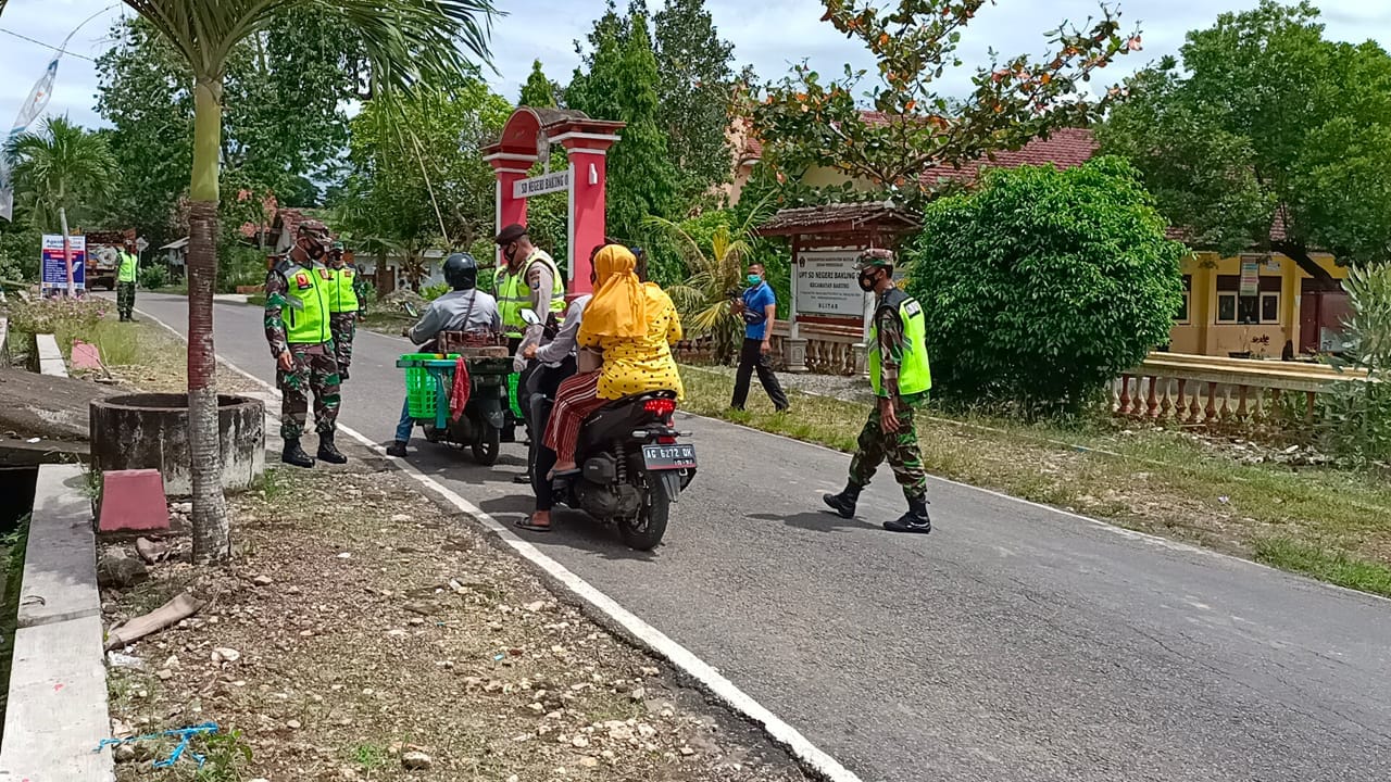 WhatsApp Image 2021-01-28 at 18.00.03 (1) Babinsa Koramil Tipe B 0808/17 Bakung Melaksanakan Kegiatan Operasi Yustisi