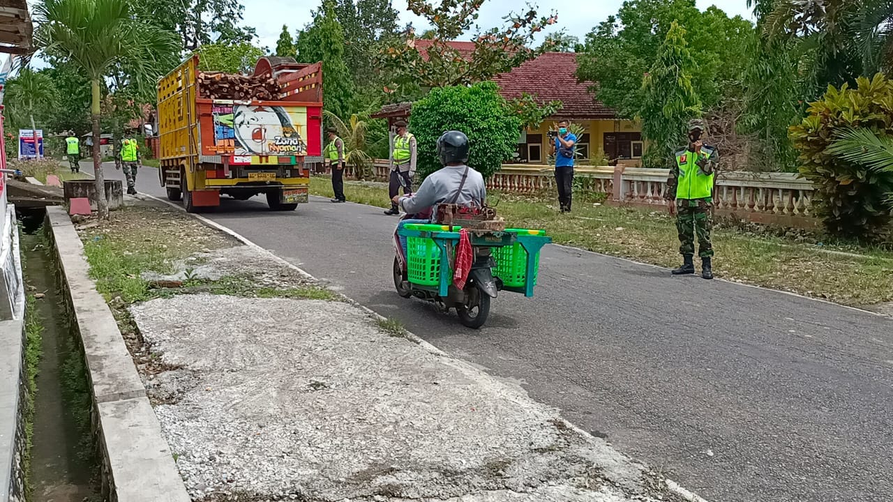 Babinsa Koramil Tipe B 0808/17 Bakung Melaksanakan Kegiatan Operasi Yustisi