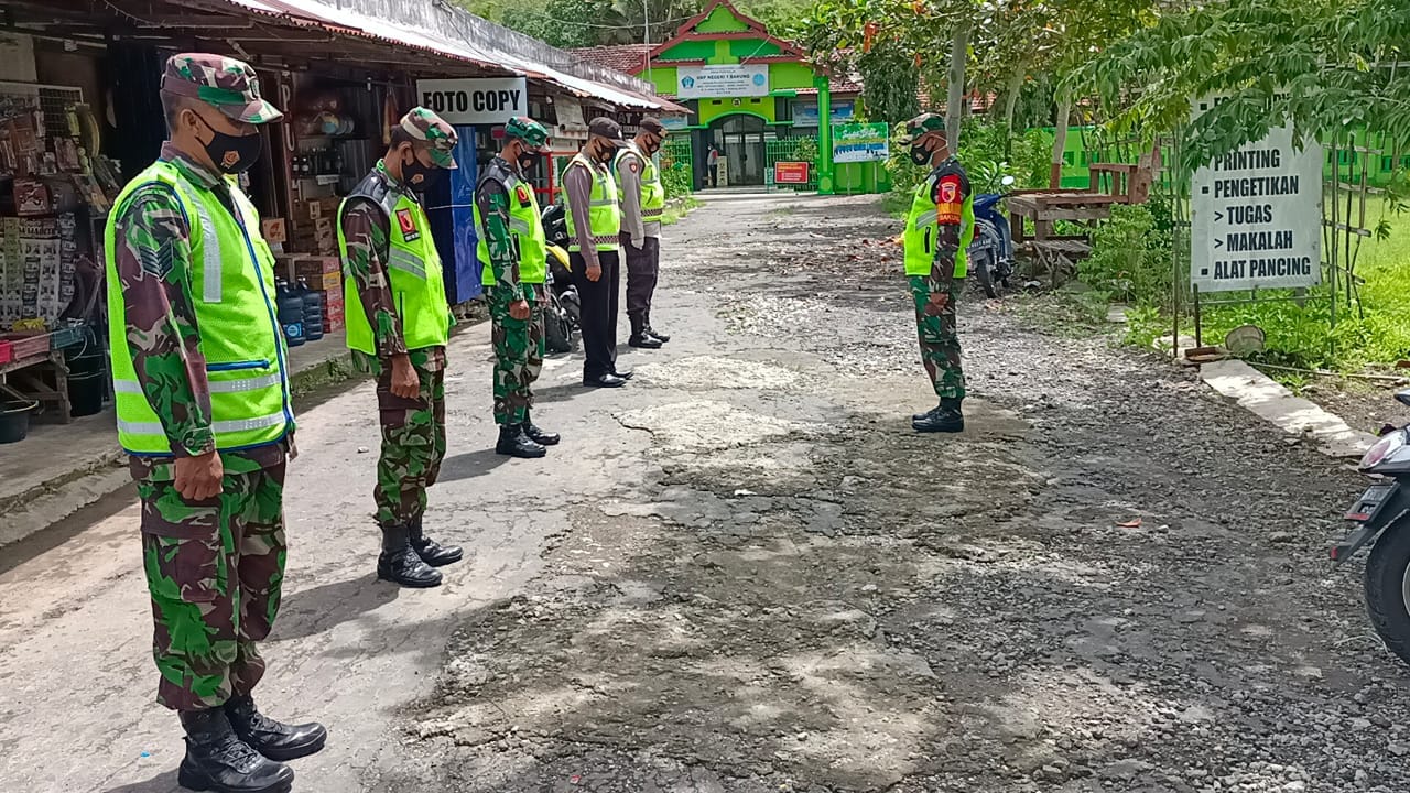 Babinsa Koramil Tipe B 0808/17 Bakung Melaksanakan Kegiatan Operasi Yustisi