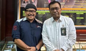 Prof Dr KH Sutan Nasomal Pakar Hukum Pidana Internasional yang juga Ketua Umum YLBH CCI Kiri bersama Drs H.Muchlis SH MH Dirjen Badilag Mahkamah Agung RI diruang Dirjen Badilag Jakarta.