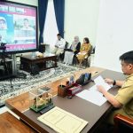 Gubernur Sumut, Bobby Nasution mengikuti secara virtual Rapat Koordinasi Pengendalian Inflasi Tahun 2025 di Rumah Dinas Gubernur Sumut, Jalan Sudirman No. 41, Medan, Senin (6/10/2025). (Foto : Dinas Komunikasi dan Informatika Provinsi Sumut / Imam Syahputra)