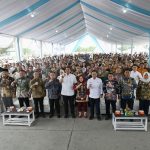 Gubernur Sumatera Utara (Sumut) Bobby Nasution menyerahkan secara simbolis Kartu BPJS Ketenagakerjaan bagi pekerja rentan kepada Bupati/Walikota se-Sumatera Utara di Kawasan Ekonomi Khusus (KEK) Sei Mangkei, Kabupaten Simalungun, Kamis (9/10/2025). (Foto : Dinas Komunikasi dan Informatika Prov.Sumut / Munawar Harahap)