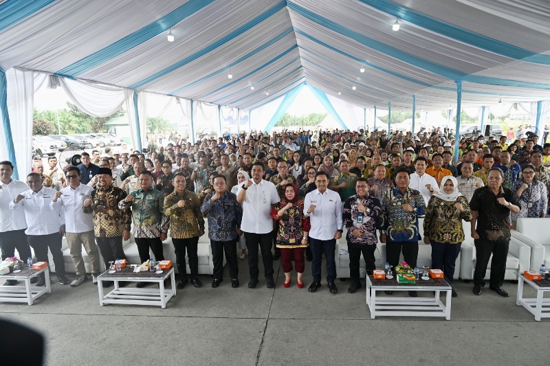 Gubernur Sumatera Utara (Sumut) Bobby Nasution menyerahkan secara simbolis Kartu BPJS Ketenagakerjaan bagi pekerja rentan kepada Bupati/Walikota se-Sumatera Utara di Kawasan Ekonomi Khusus (KEK) Sei Mangkei, Kabupaten Simalungun, Kamis (9/10/2025). (Foto : Dinas Komunikasi dan Informatika Prov.Sumut / Munawar Harahap)