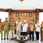 Gubernur Sumatera Utara (Sumut) Muhammad Bobby Afif Nasution menerima kunjungan Gubernur Bengkulu Helmi Hasan di Anjungan Lantai 9, Kantor Gubernur, Jalan Diponegoro Nomor 30, Medan, Selasa (14/10/2025). Diskominfo Sumut / YT Hariono