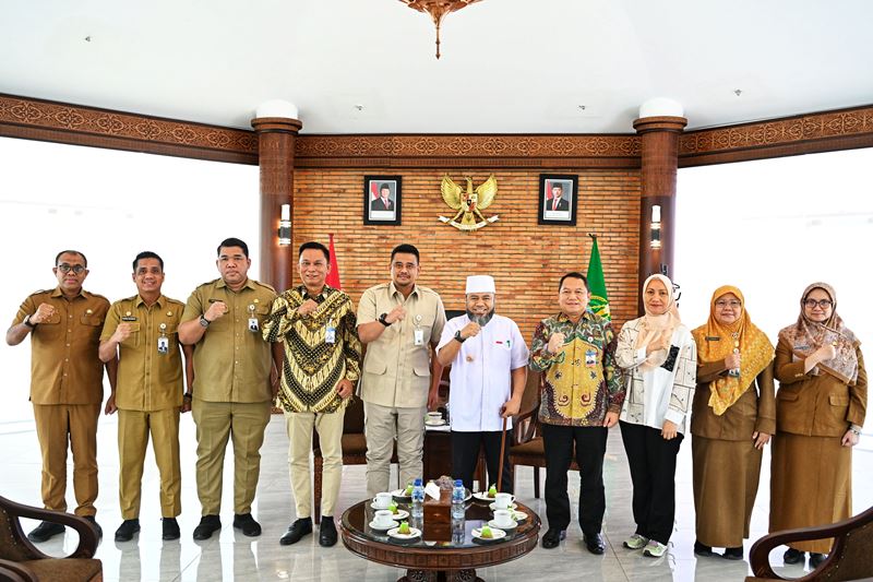 Kunjungan Gubernur Bengkulu 02 Gubernur Sumatera Utara (Sumut) Muhammad Bobby Afif Nasution menerima kunjungan Gubernur Bengkulu Helmi Hasan di Anjungan Lantai 9, Kantor Gubernur, Jalan Diponegoro Nomor 30, Medan, Selasa (14/10/2025). Diskominfo Sumut / YT Hariono