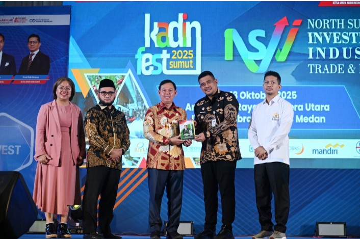 Screenshot_2025_1013_180600 KADIN FEST 2025 SUMUT : Gubernur Sumatera Utara Muhammad Bobby Afif Nasution bersama Ketua DPD RI Sultan Bachtiar Najamudin, Ketua Umum Kamar Dagang Indonesia (Kadin) Anindya Bakrie, Anggota DPD RI asal Sumut Dedi Iskandar Batubara serta Ketua Kadin Sumut Firsal Dida Mutyara, pada pembukaan Kadin Fest 2025 Sumut dengan tajuk "North Sumatera Investmen Industry Trade & Halal Expo", di Gedung Serbaguna Pekan Raya Sumatera Utara (PRSU) Tapiandaya, Jalan Gatot Subroto Medan, Senin (13/10/2025). Diskominfo Sumut / Fahmi Aulia