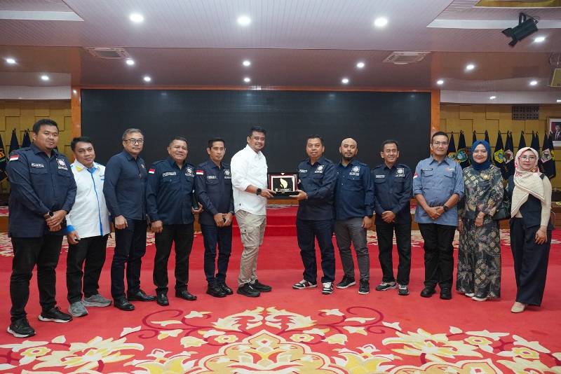 audiensi APERSI-26 Gubernur Sumatera Utara (Sumut) Bobby Nasution, didampingi sejumlah Kepala Organisasi Perangkat Daerah (OPD), menerima audiensi dari pengurus Asosiasi Pengembang Perumahan dan Permukiman Seluruh Indonesia (APPERSI) Sumut di Aula Tengku Rizal Nurdin, Jumat (10/10/2025) malam. ( foto : Dinas Komunikasi dan Informatika prov.Sumut / Galih herlambang )
